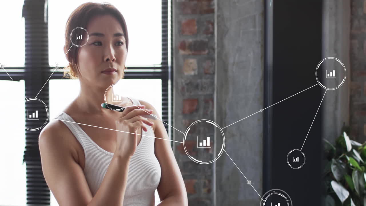 디지털 아이콘의 애니메이션, 연결 및 데이터 처리가 사무실에서 아시아 사업가