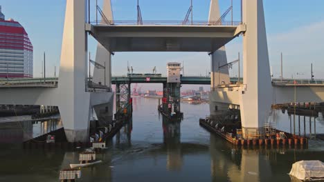 Hisingsbron-En-Construcción-Junto-Al-Puente-Gotaalvbron-Con-Tranvías-Sobre-El-Río-Gota-Alv-En-Gotemburgo,-Suecia