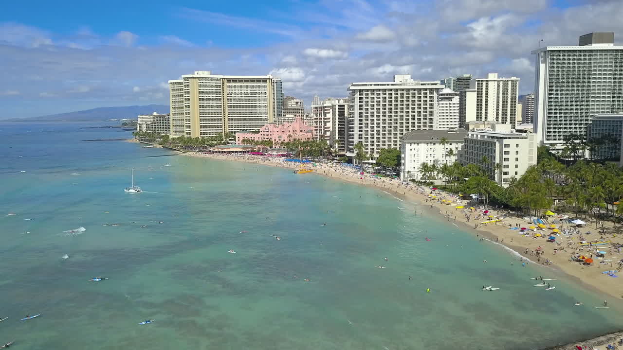 하와이 오아후 섬의 와이키키 해변에서 무인 항공기 영상