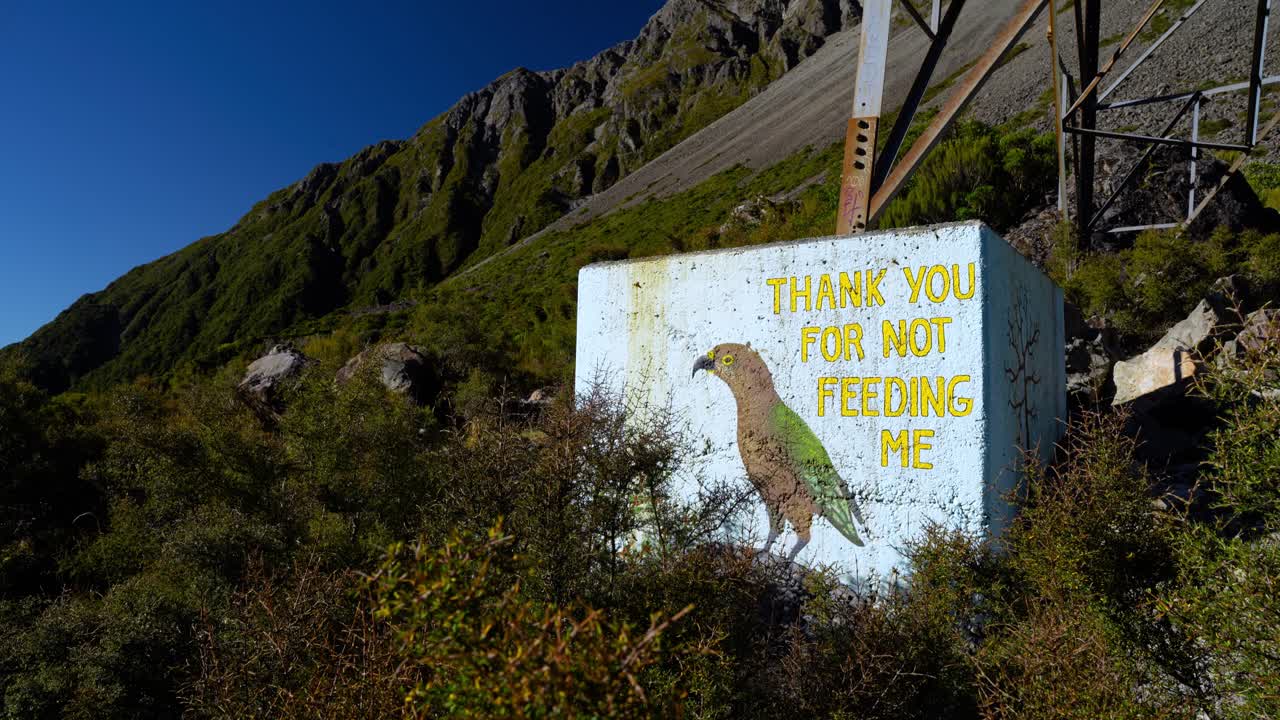 A warning sign for people not to feed the Kea birds.