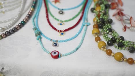 hermosos collares de cuentas hechos a mano con amuletos del mal ojo y acentos de conchas