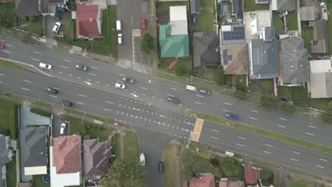 Top-down-Antenne-Von-Autos-Fahren-An-Der-Kreuzung-In-Der-Vorortautobahn