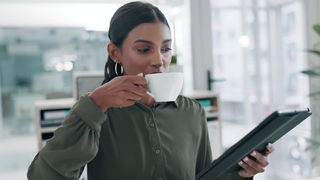 Donna d'affari, che beve caffè