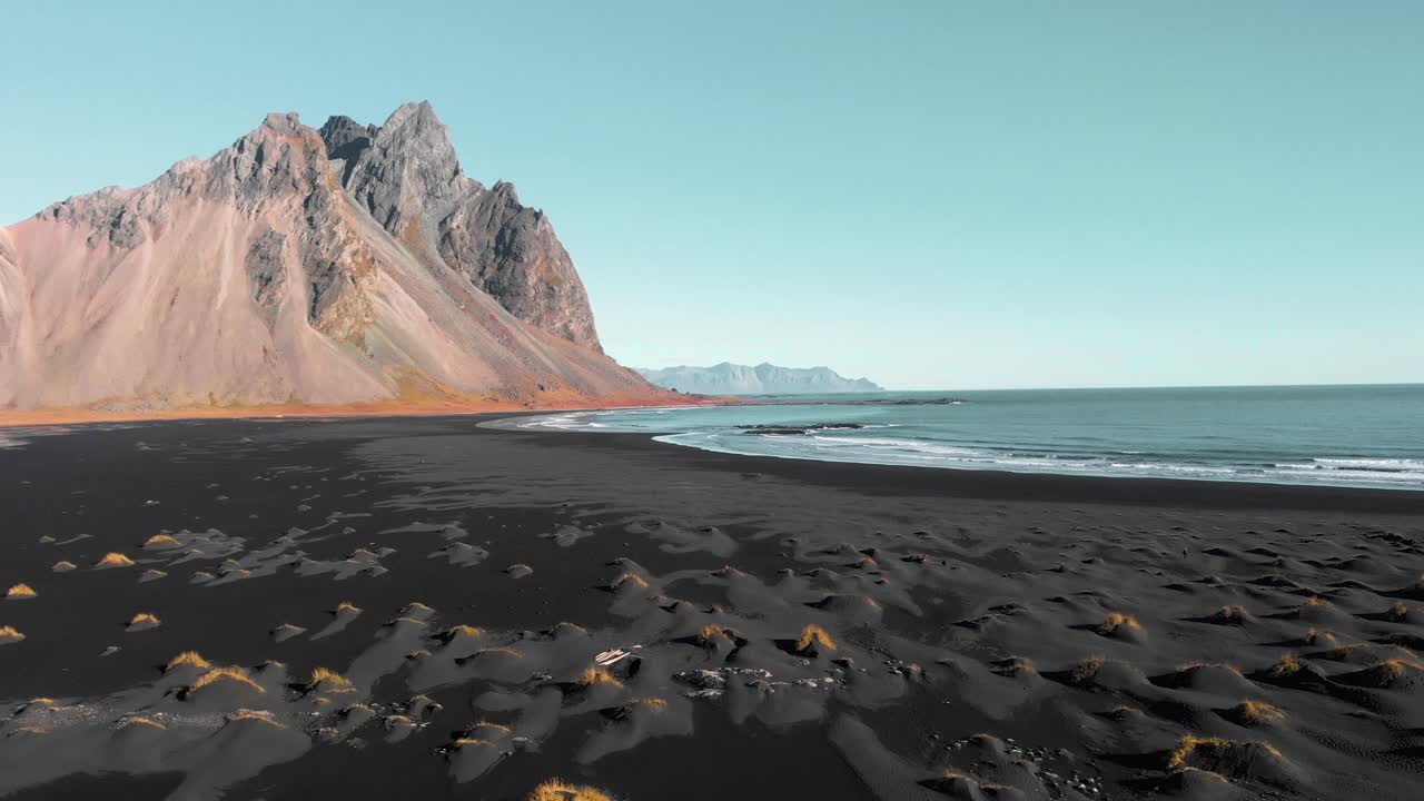 panorama panorámico de los picos de vestrahorn sobre la playa de arena negra, islandia