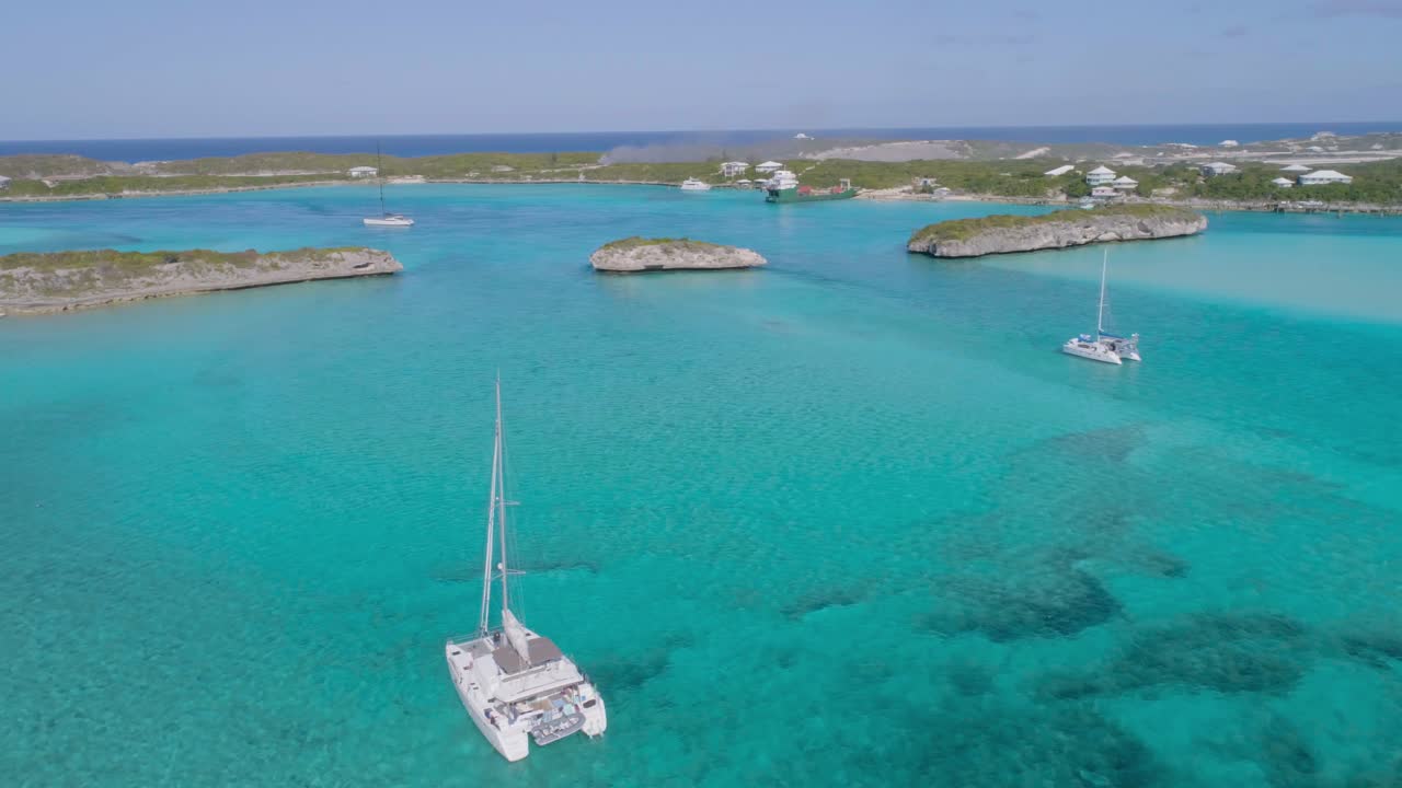vista aérea de drones de las bahamas compass cay con veleros y agua cristalina