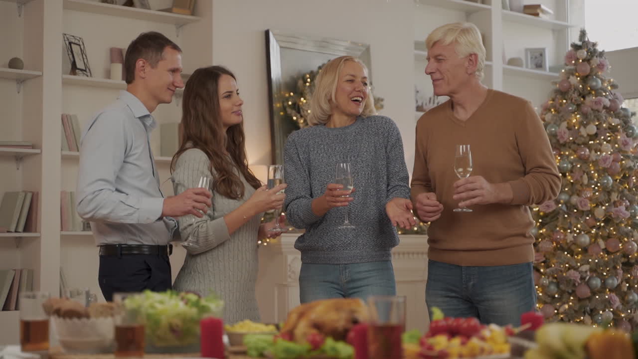 어린 소녀는 조부모에게 깜짝 크리스마스 선물을 제공합니다