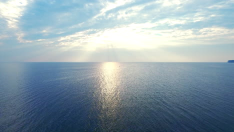 vista de avión no tripulado del sol dorado sobre el agua del mar