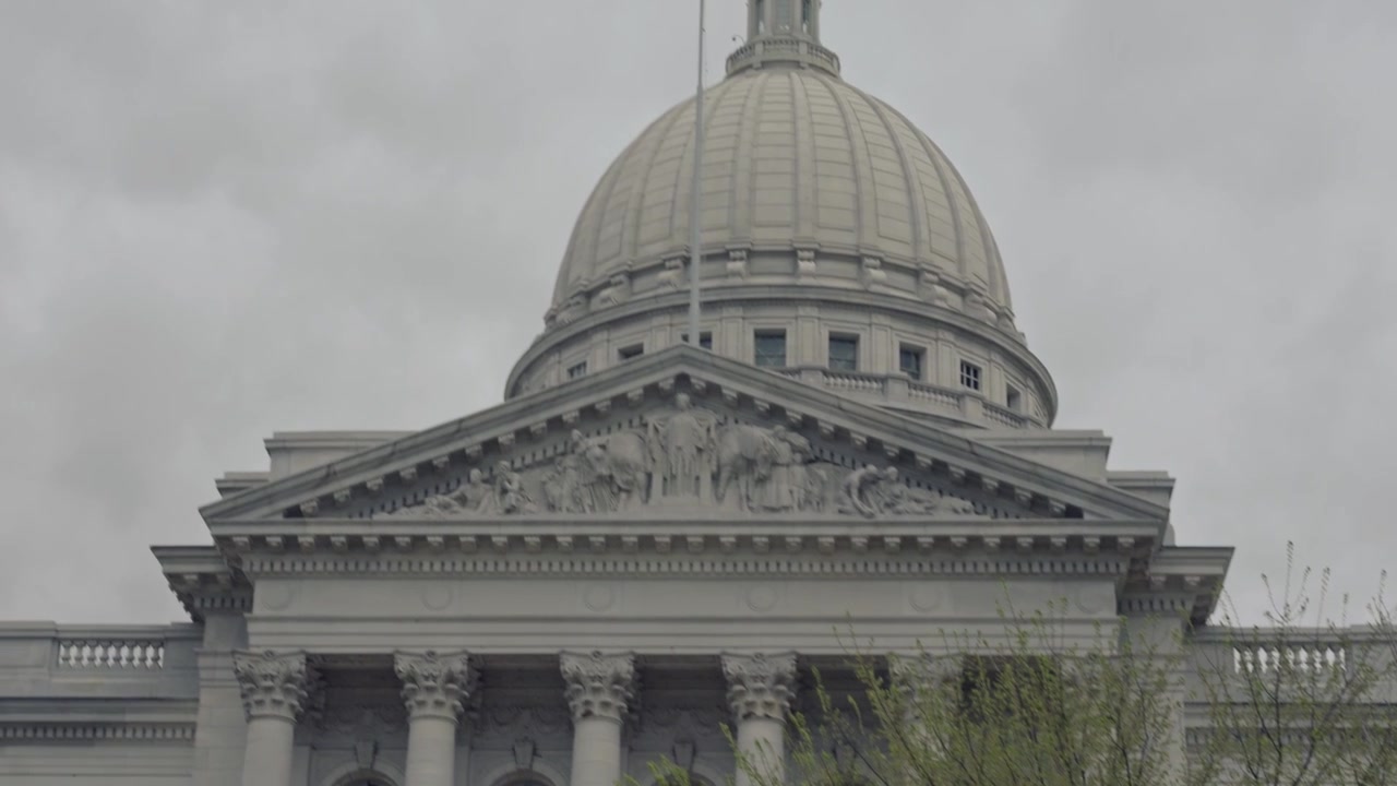 Inquadratura cinematografica con gimbal, inclinazione verso l'alto e panoramica a sinistra dell'esterno del Campidoglio dello Stato del Wisconsin con movimento di telecamera fluido e stabilizzato.