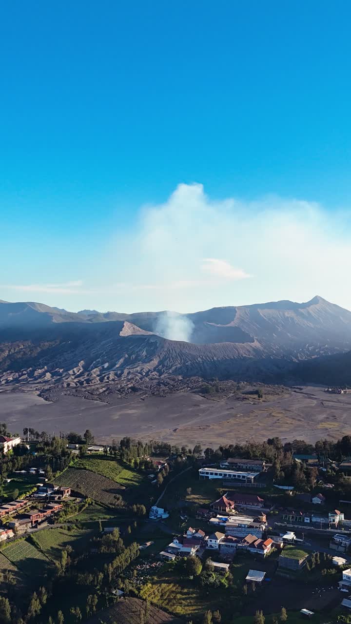 Vulcão Bromo expelindo gases em Java Oriental. Hyperlapse aéreo vertical.