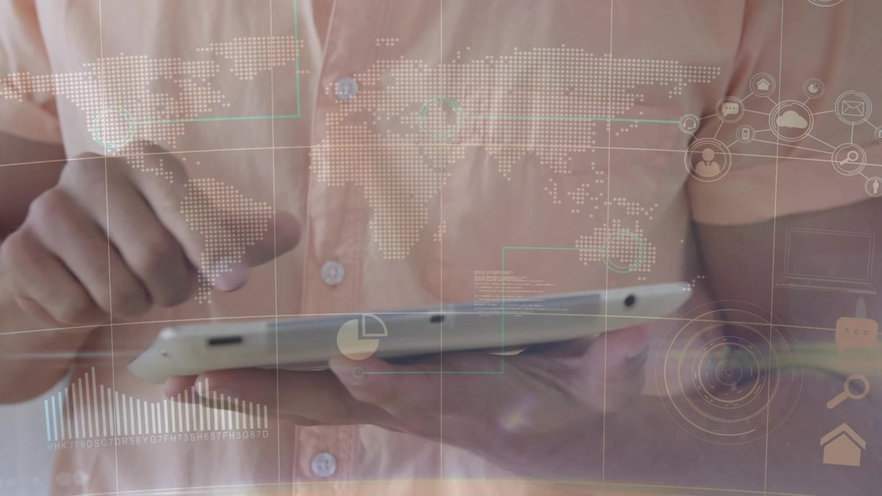 Hombre interactuando con una tableta, deslizando un mapa y activando un gráfico circular brillante para análisis de datos
