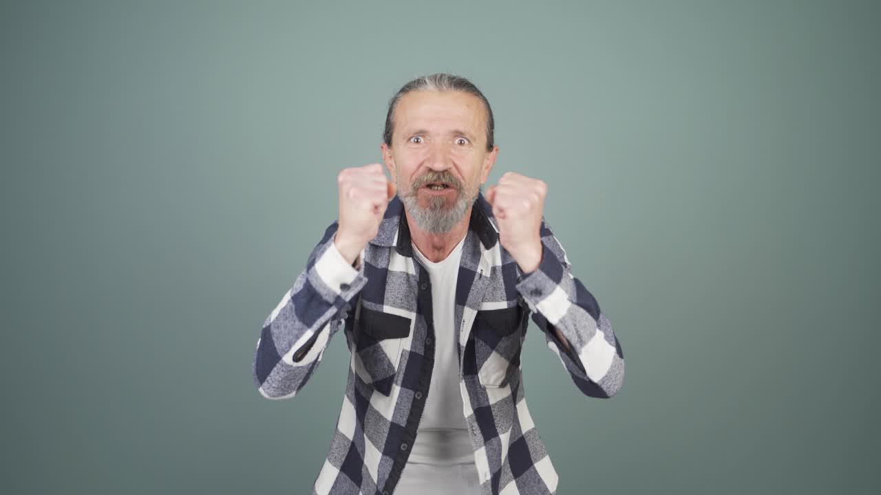 그 남자는 카메라에 "와우"라고 말합니다.