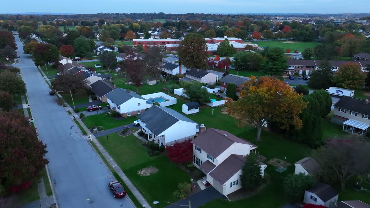 el barrio americano al anochecer