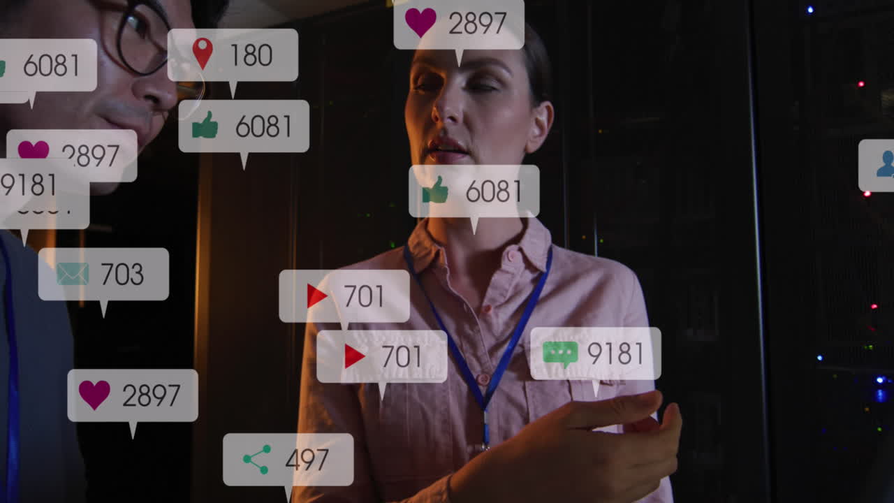 animación de barras de notificación sobre diversos compañeros de trabajo discutiendo en la computadora portátil en la sala del servidor