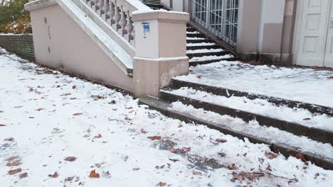 pan arriba en algunas escaleras en koerner park berlín cubierto de nieve alemania en invierno pan a la derecha hd 60 fps 6 segundos osmo bolsillo