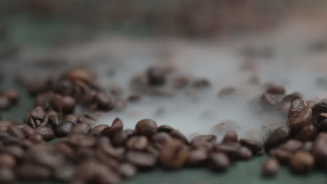 en primer plano, saca a través de los granos de café humeantes