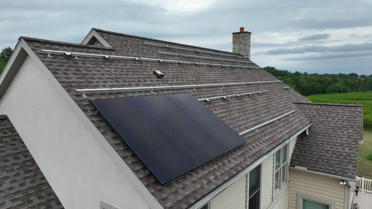 금속 트랙에 있는 태양광 패널