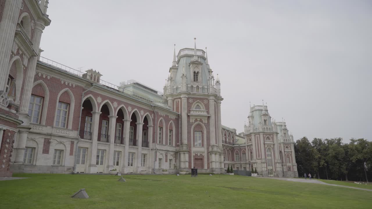 el exterior de un palacio histórico en rusia