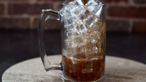 Bebida-Helada-Vertida-En-Un-Vaso-De-Vidrio-Con-Cubitos-De-Hielo