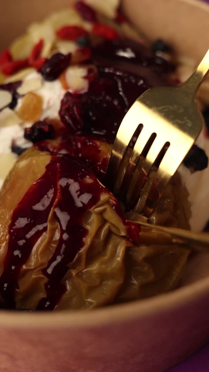 베리와 요구르트 파르페이트와 함께 구운 사과