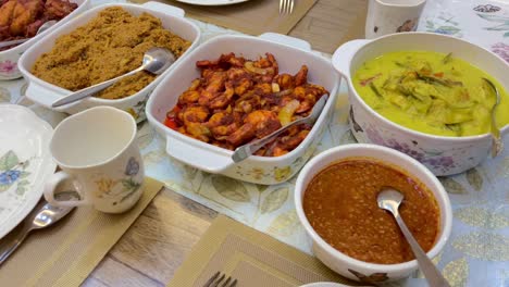 comida tradicional local de malasia, lemang, ketupat, ketupat palas y otras comidas durante el eid mubarak o conocido como celebración de hari raya aidilfitri