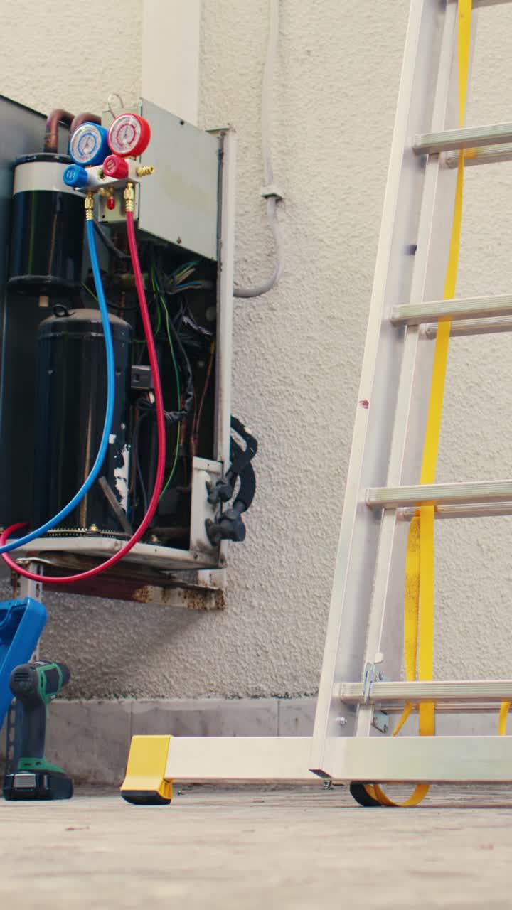 Lodret video: Elektriker klatrer ned ad en stige