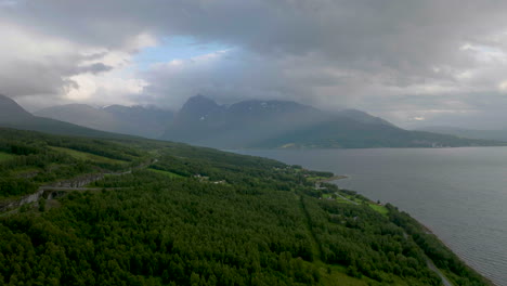 Bewölkter-Himmel-über-Grüner-Waldlandschaft-In-Der-Nähe-Der-Europäischen-Straße-E8-In-Nordkjosbotn,-Norwegen