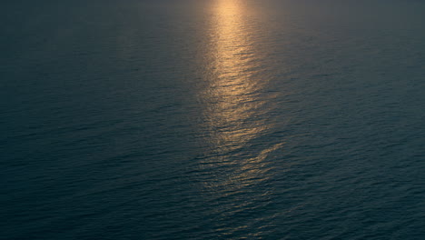 Drohnenblick-Auf-Das-Meer-Mit-Bezaubernden-Sonnenstrahlreflexionen.-Ruhige-Meeresoberfläche-Am-Abend.