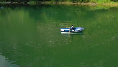 la mujer en el barco atrapa un pez en el giro en noruega.