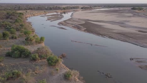 Vuelo-Aéreo-Sobre-El-Río-Lupande-En-Zambia-Durante-La-Estación-Seca-De-Aguas-Bajas