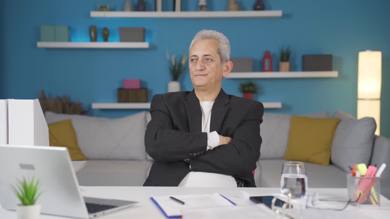 el hombre que trabaja desde casa se enoja, se siente ofendido y triste.