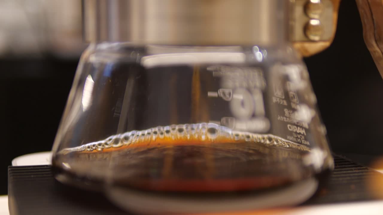 쏟아지는 커피 양조 커피 4k 시간 경과의 슬로우 모션을 닫습니다