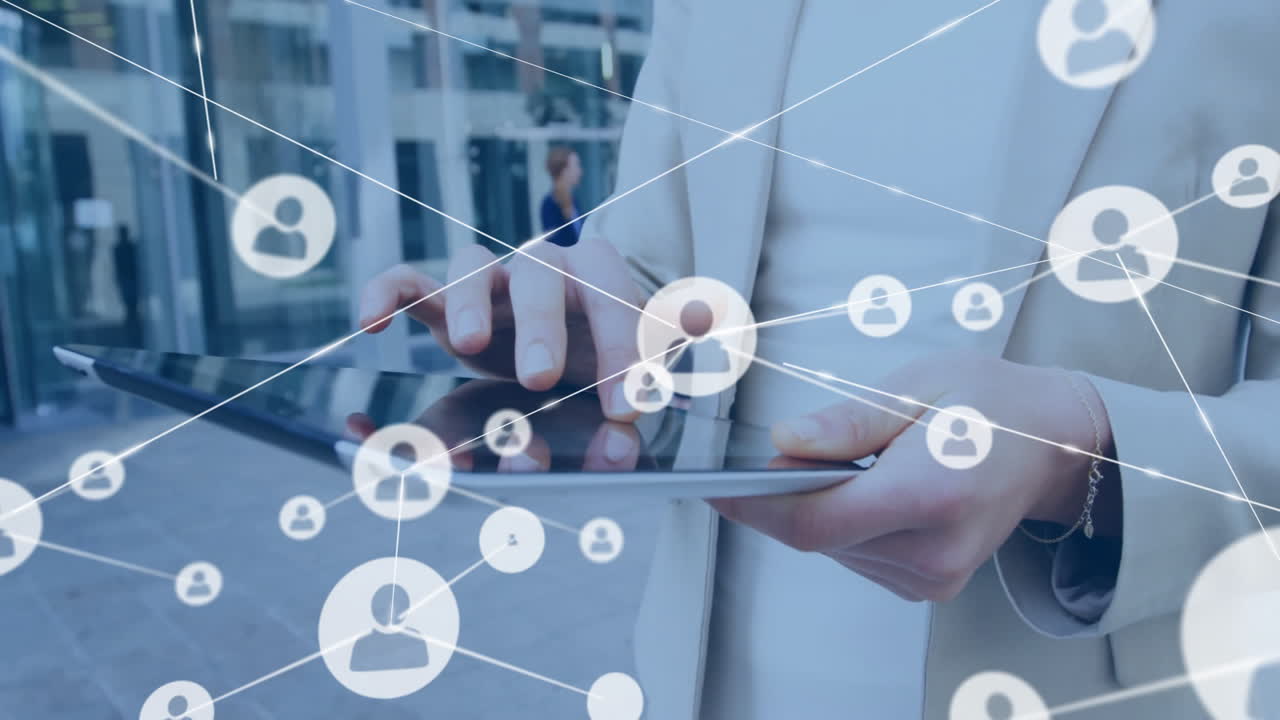 animación de la red de conexiones con iconos del globo sobre el hombre caucásico usando la tableta