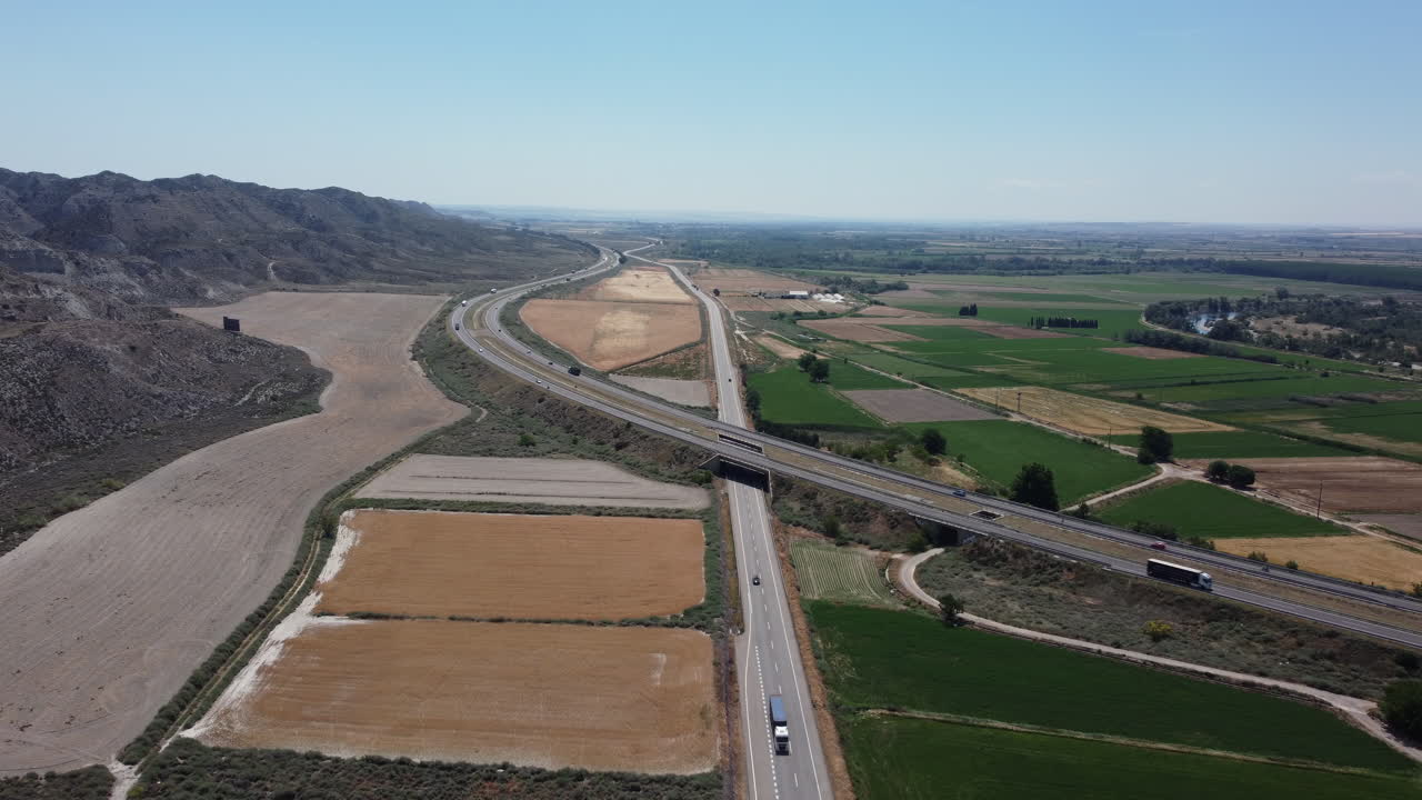 고속도로 와 농경지 의 공중 사진