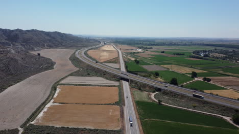 vista aérea de carreteras y tierras de cultivo