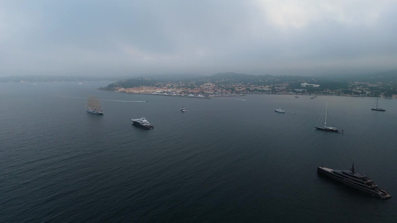 Ripresa aerea che si allontana di superyacht di lusso ancorati di fronte a Saint-Tropez, Francia