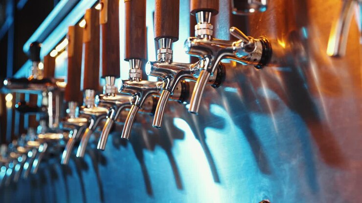 primer plano de los grifos de cerveza
