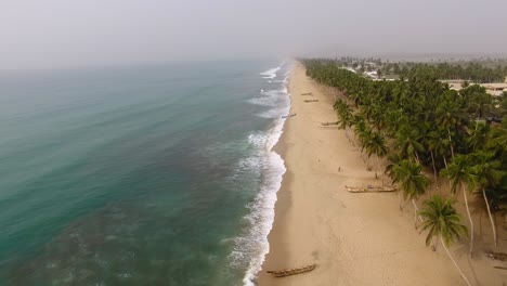 Vista-De-Drones-4k-A-Lo-Largo-De-La-Costa-Tropical-De-La-Región-Volta-De-Ghana