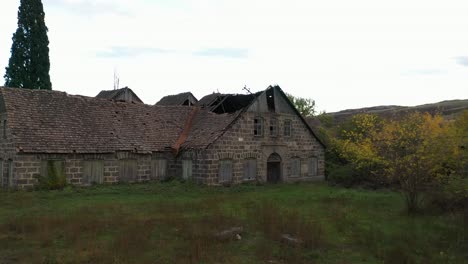 Fassade-Außen-Einer-Ruine-Strukturen-In-Ruhiger-Naturlandschaft-Im-Dorf-In-Asureti,-Georgia