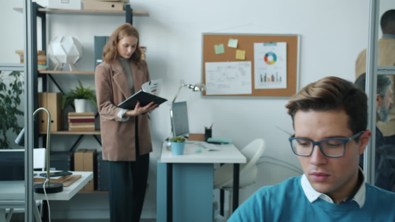 бизнесмены, работающие в офисе