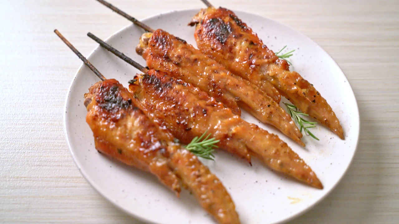 그릴 또는 바비큐 닭 날개 꼬치