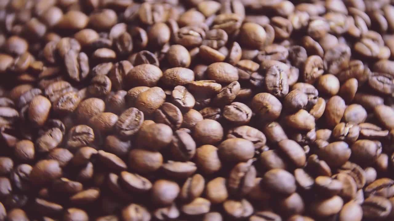 los granos de café perfumados se tostan en una sartén, el humo proviene de los granes de café.
