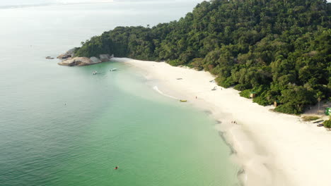 Panoramic-aerial-view-of-a-paradise-beach-with-turquoise-clear-water,-Campeche-Island,-Florianopolis,-Santa-Catarina,-Brazil