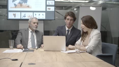 equipo de negocios confiado trabajando en la oficina