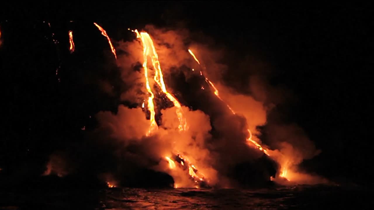espectacular flujo de lava nocturno desde un volcán hacia el océano 1
