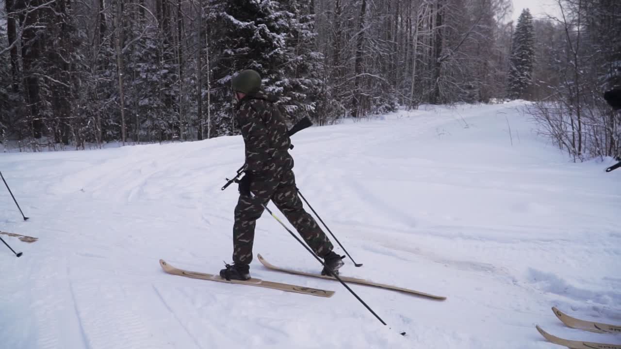 personal militar en esquís en un bosque nevado