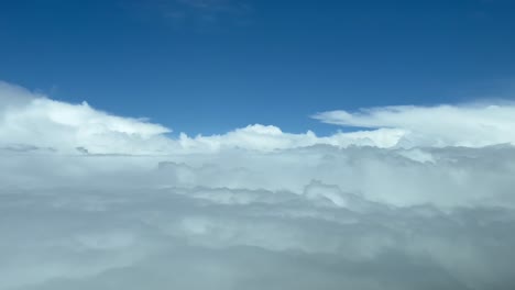 bonita vista aérea de la cabina de un jet de un cielo desordenado lleno de nubes tormentosas que evitan el mal tiempo por delante