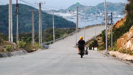 aventurero explora la costa de vietnam en moto con equipo de kitesurf