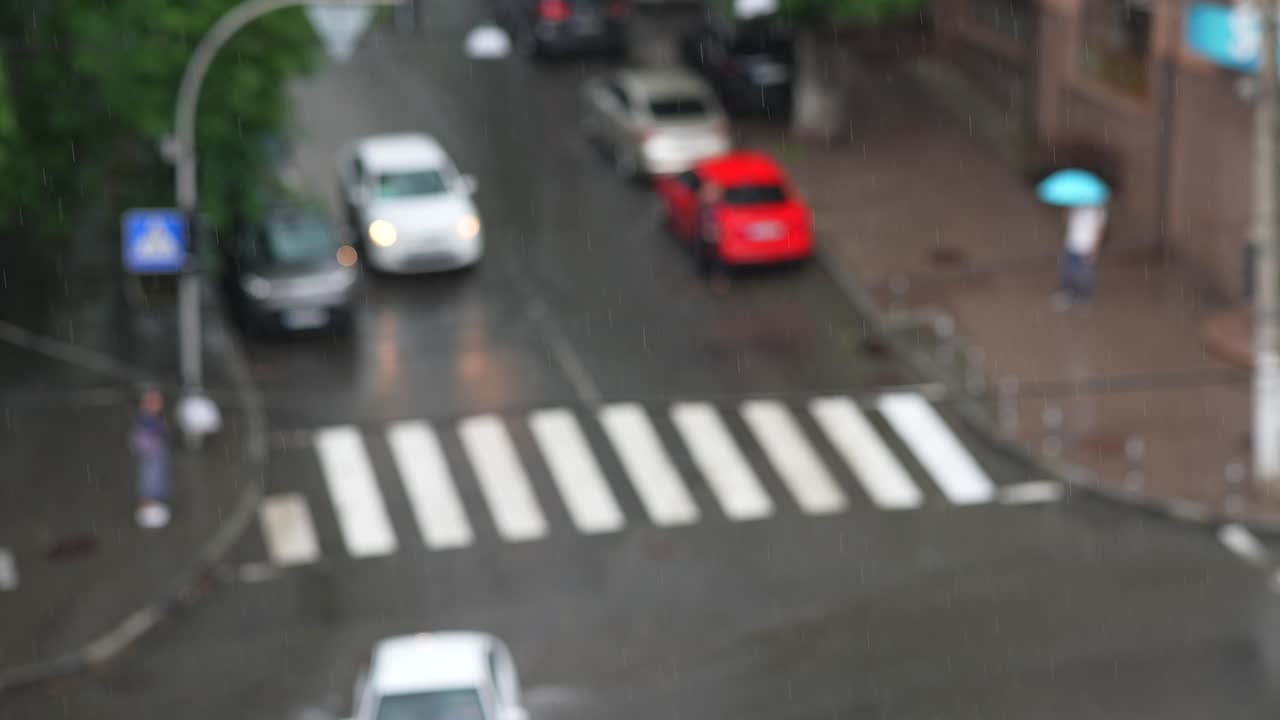 비가 오는 도시 거리 풍경