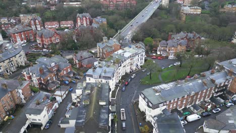 Toma-Cinematográfica-De-Drones-De-La-Bahía-De-Scarborough-Con-Un-Puente-Al-Fondo-Durante-La-Puesta-De-Sol-En-North-Yorkshire,-Inglaterra