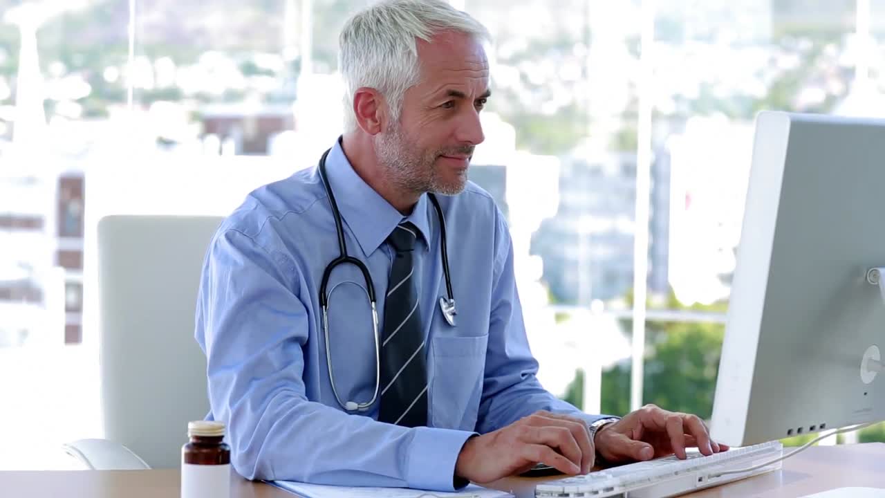 médico sonriente trabajando en la oficina